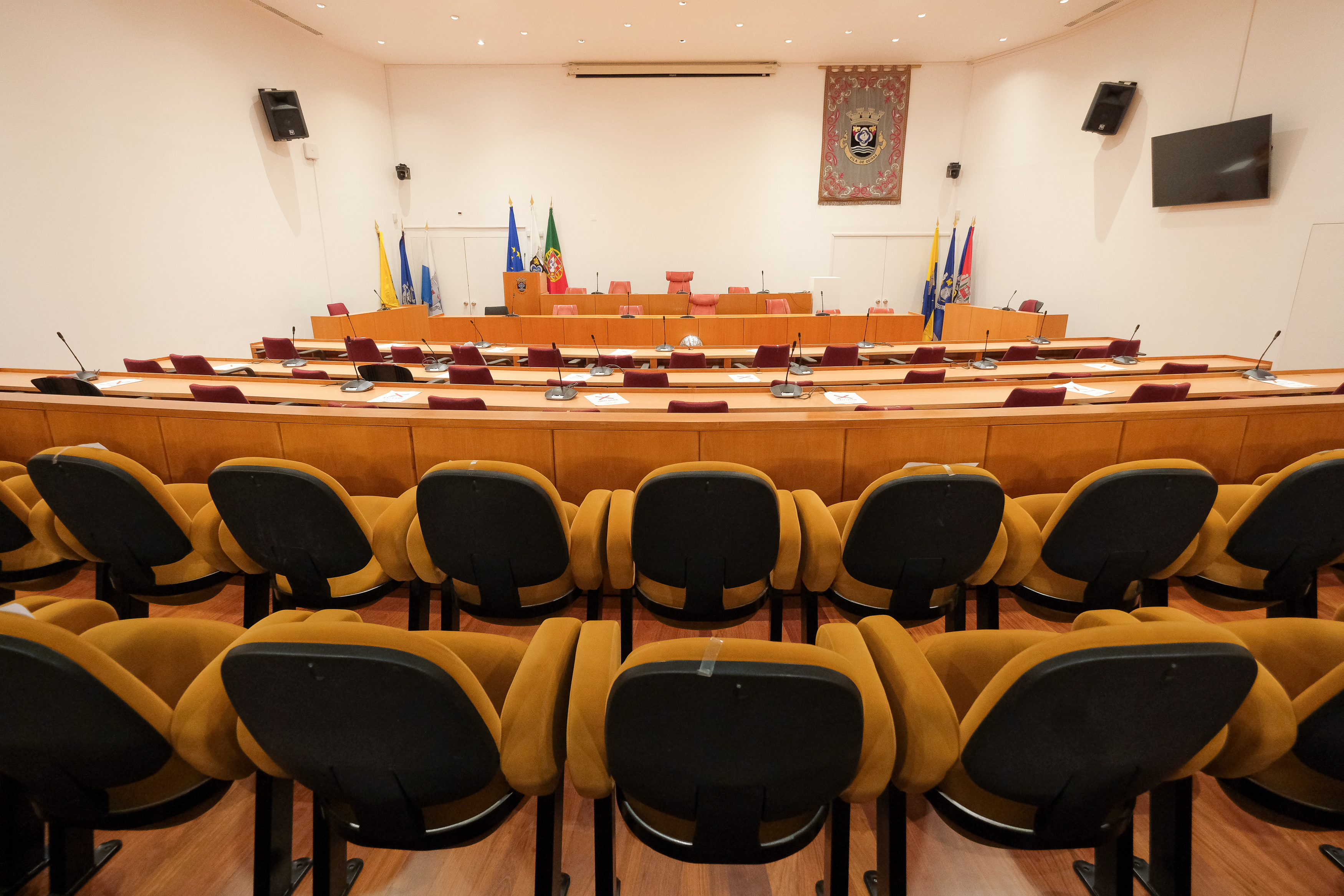 interior da sala da Assembleia Municipal na Biblioteca de Oeiras