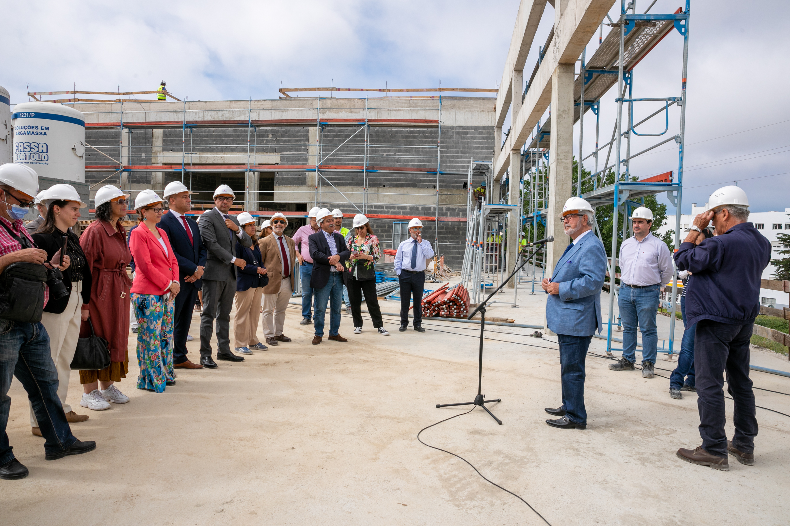 A visita a projetos estruturantes para o território iniciou no novo Quartel dos Bombeiros de Oeiras,  prosseguiu para o futuro Fórum Municipal e terminou na Casa dos Cientistas,.