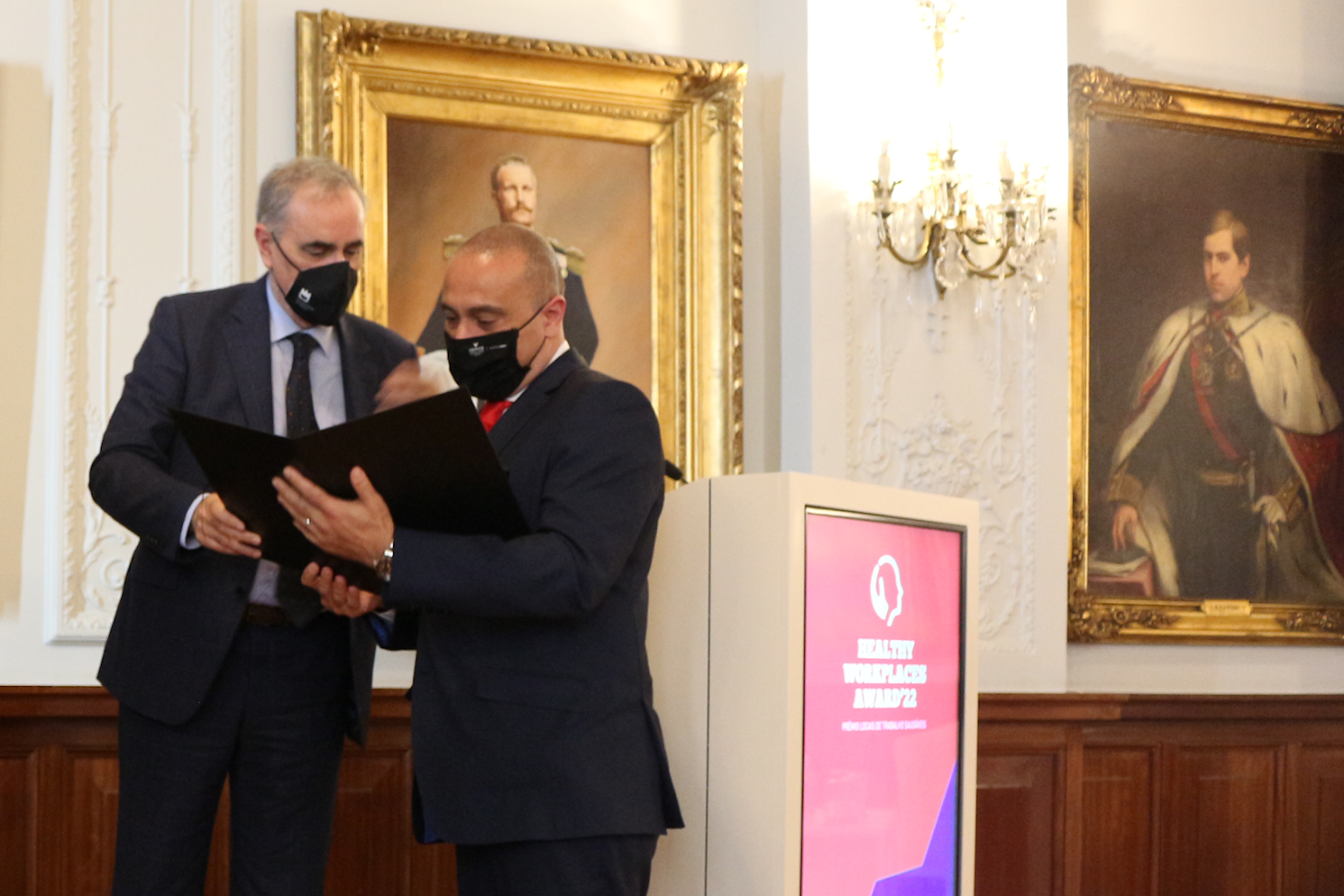 Vereador Armando Soares recebe prémio.