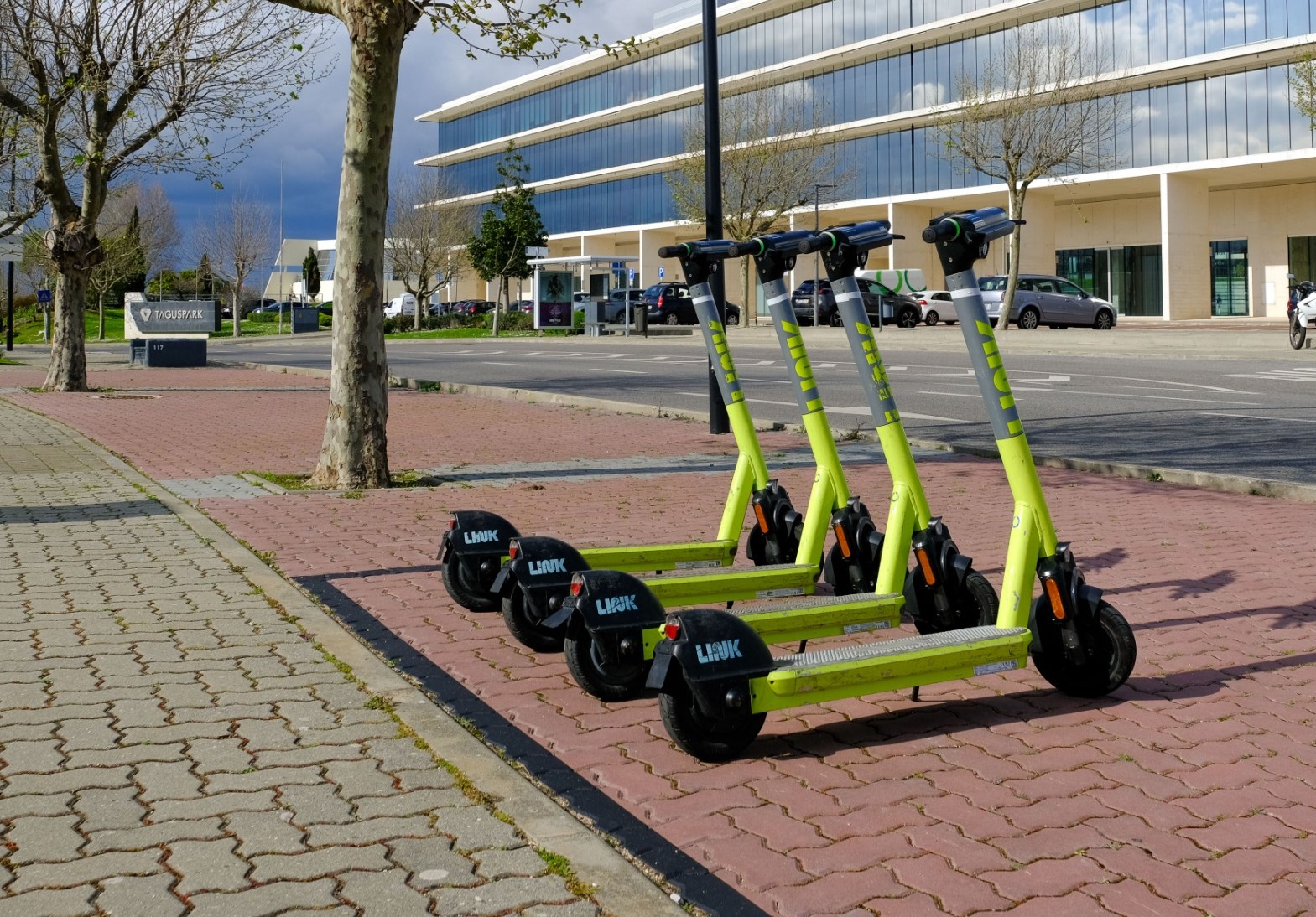 Trotinetes elétricas estacionadas no Taguspark