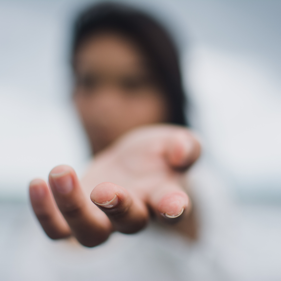 Silhueta feminina com destaque na mão que sugere apoio