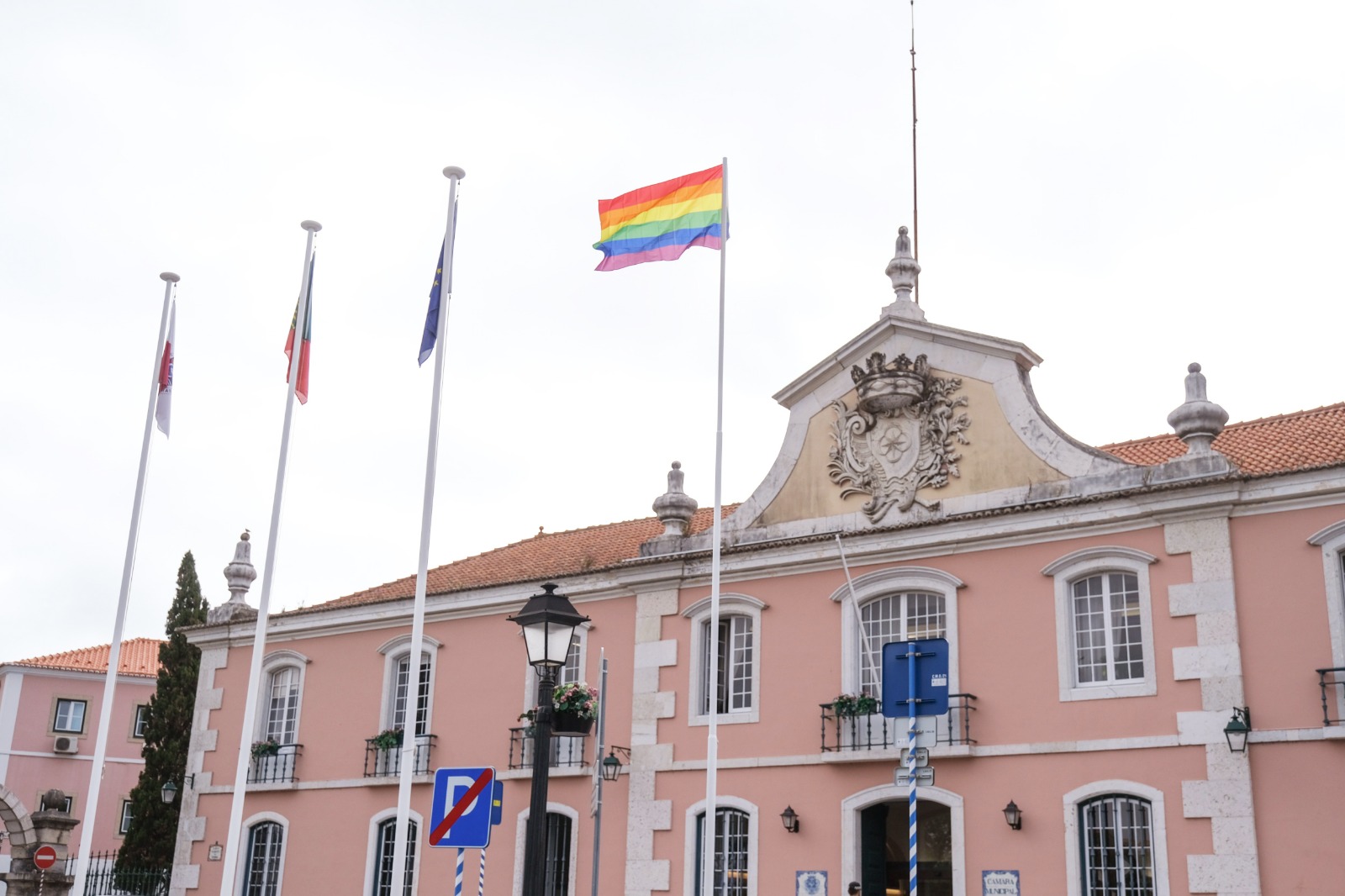 BandeiraLGBTQIA+ hasteada nos Paços do concelho 