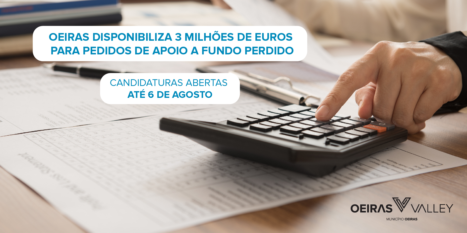 pessoa a fazer contas numa calculadora