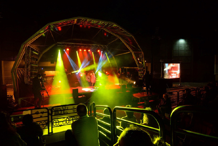 Palco com luzes de espetáculo