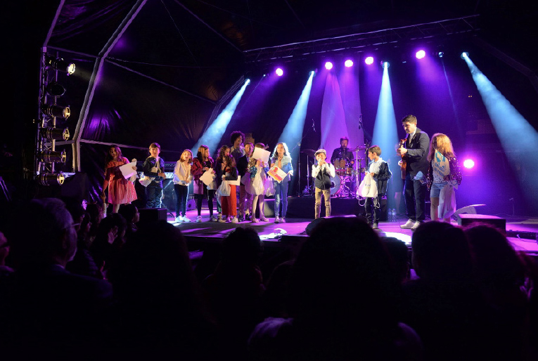 Entrega de prémios em festival de música infantil